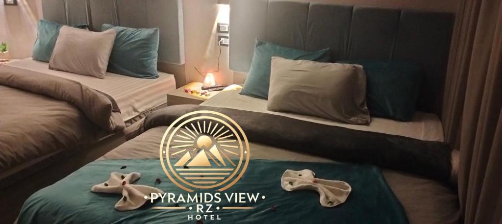 Postel nebo postele na pokoji v ubytování Pyramids View R Z Hotel