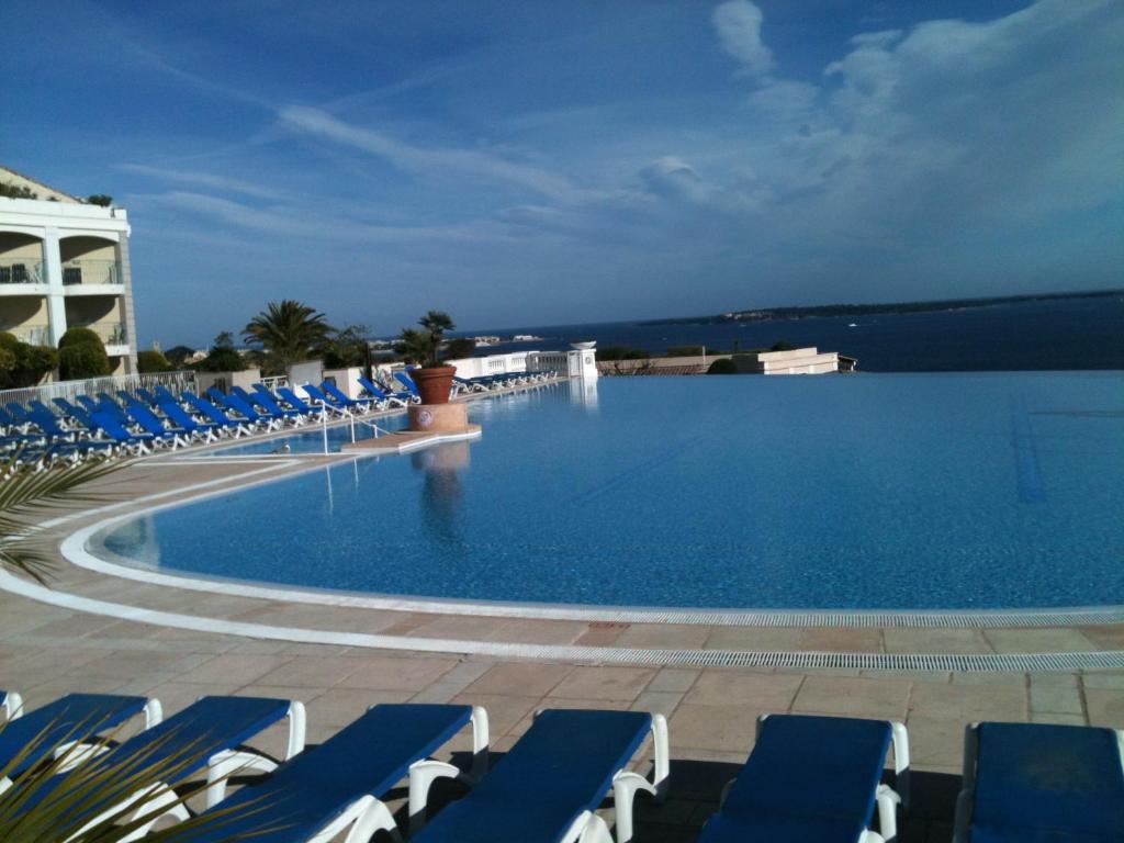 Bazén v ubytovaní Appartement rénové, piscine à débordement, vue mer alebo v jeho blízkosti