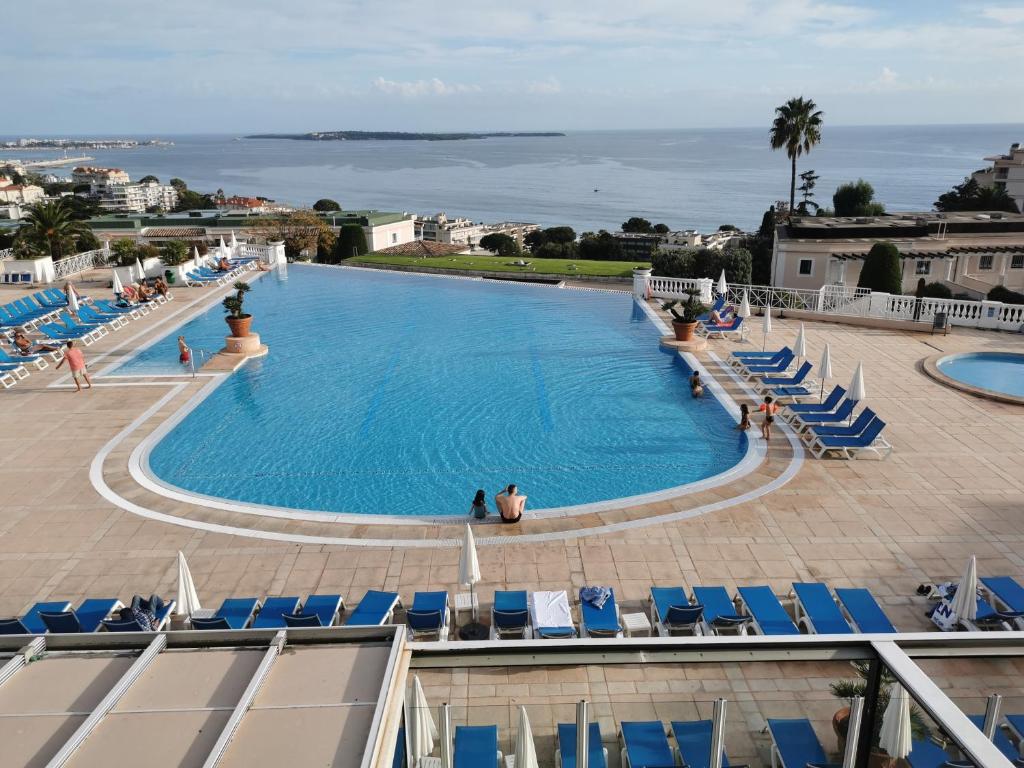 Bazén v ubytovaní Appartement rénové, piscine à débordement, vue mer alebo v jeho blízkosti