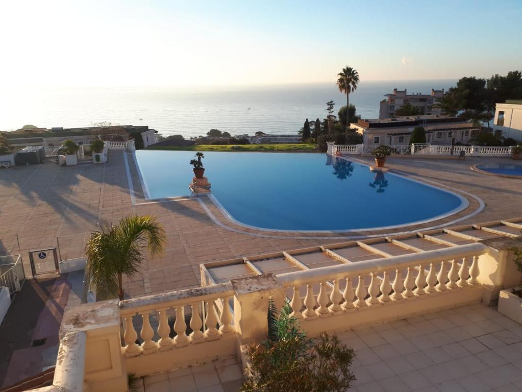 Bazén v ubytovaní Appartement rénové, piscine à débordement, vue mer alebo v jeho blízkosti