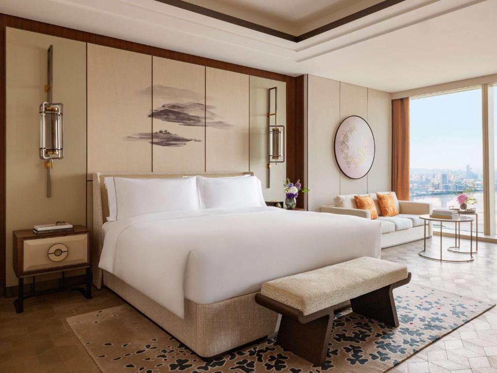 Postel nebo postele na pokoji v ubytování Raffles Shenzhen, Situated in the heart of One Shenzhen Bay, Book Now to Enjoy Free Minibar and Happy Hour Privileges at Long Bar on 71F