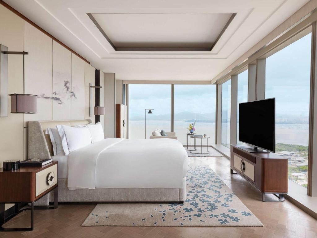 TV a/nebo společenská místnost v ubytování Raffles Shenzhen, Situated in the heart of One Shenzhen Bay, Book Now to Enjoy Free Minibar and Happy Hour Privileges at Long Bar on 71F