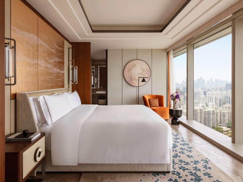 Postel nebo postele na pokoji v ubytování Raffles Shenzhen, Situated in the heart of One Shenzhen Bay, Book Now to Enjoy Free Minibar and Happy Hour Privileges at Long Bar on 71F