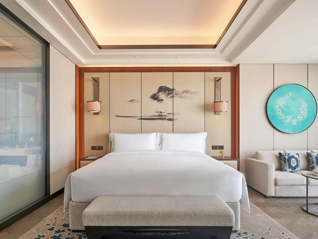 Postel nebo postele na pokoji v ubytování Raffles Shenzhen, Situated in the heart of One Shenzhen Bay, Book Now to Enjoy Free Minibar and Happy Hour Privileges at Long Bar on 71F
