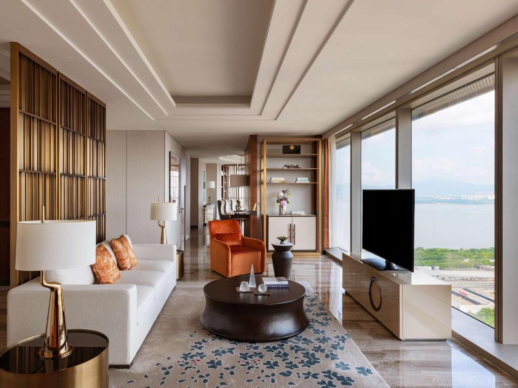 TV a/nebo společenská místnost v ubytování Raffles Shenzhen, Situated in the heart of One Shenzhen Bay, Book Now to Enjoy Free Minibar and Happy Hour Privileges at Long Bar on 71F