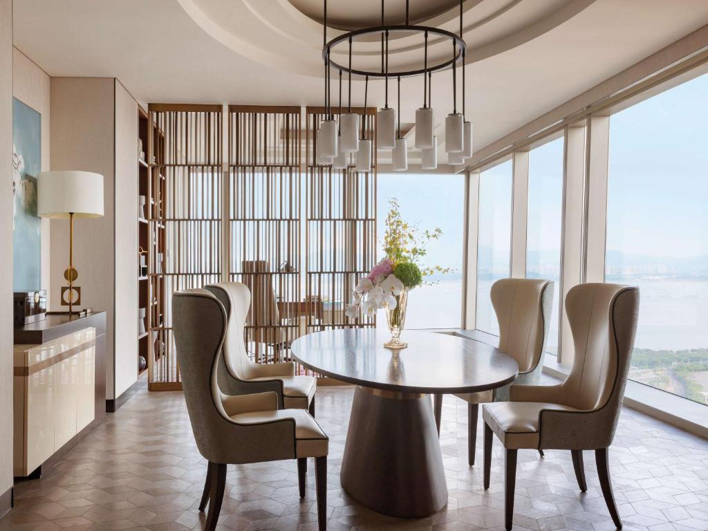 Posezení v ubytování Raffles Shenzhen, Situated in the heart of One Shenzhen Bay, Book Now to Enjoy Free Minibar and Happy Hour Privileges at Long Bar on 71F
