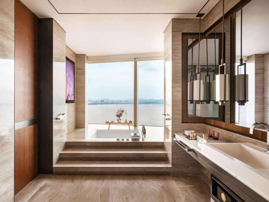 Koupelna v ubytování Raffles Shenzhen, Situated in the heart of One Shenzhen Bay, Book Now to Enjoy Free Minibar and Happy Hour Privileges at Long Bar on 71F