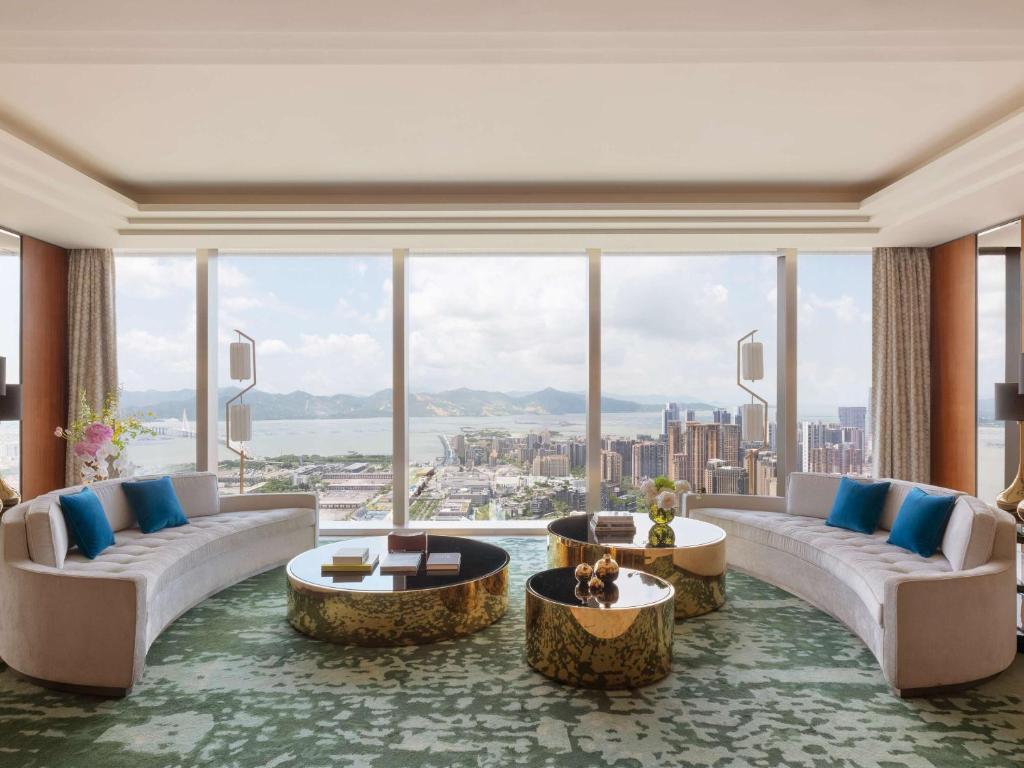 Posezení v ubytování Raffles Shenzhen, Situated in the heart of One Shenzhen Bay, Book Now to Enjoy Free Minibar and Happy Hour Privileges at Long Bar on 71F