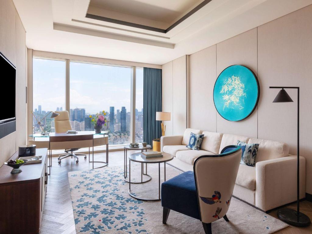 Posezení v ubytování Raffles Shenzhen, Situated in the heart of One Shenzhen Bay, Book Now to Enjoy Free Minibar and Happy Hour Privileges at Long Bar on 71F