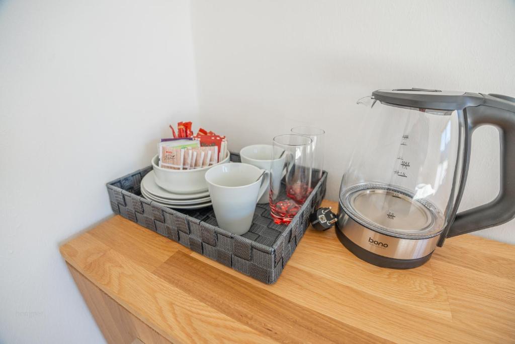 Příslušenství pro přípravu čaje a kávy v ubytování Seeappartements Leitner