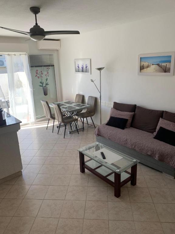 un salon avec un canapé et une table dans l'établissement Sables de biguglia cordon lagunaire, à Borgo