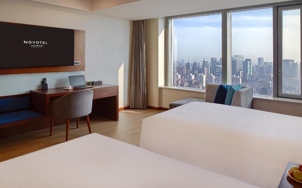 Postel nebo postele na pokoji v ubytování Novotel Atlantis Shanghai - Price and value breakfast in the clouds with river view in the revolving restaurant &24h free self-laundry