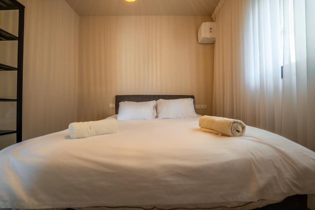 Ein Bett oder Betten in einem Zimmer der Unterkunft Sun City - By Harim