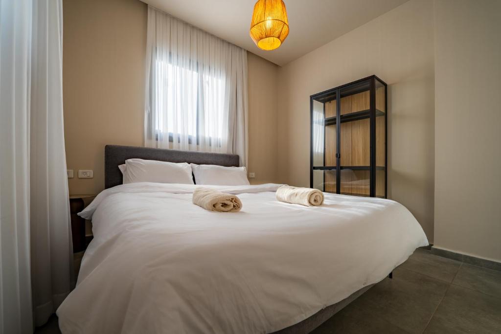 Ein Bett oder Betten in einem Zimmer der Unterkunft Sun City - By Harim