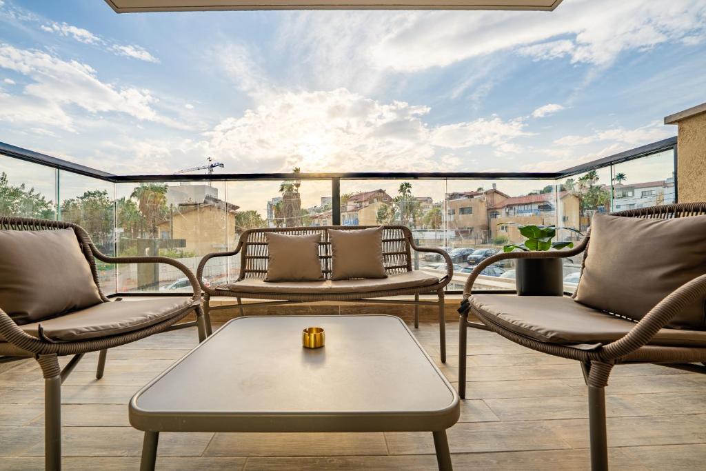 ein Balkon mit Stühlen und einem Tisch mit Aussicht in der Unterkunft Sun City - By Harim in Eilat