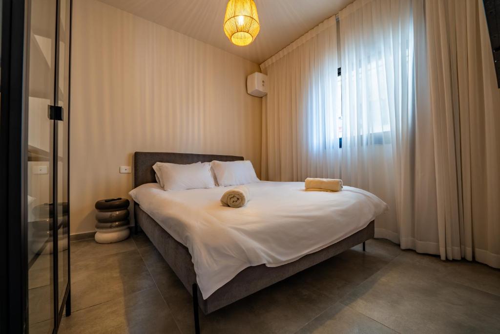 Ein Bett oder Betten in einem Zimmer der Unterkunft Sun City - By Harim