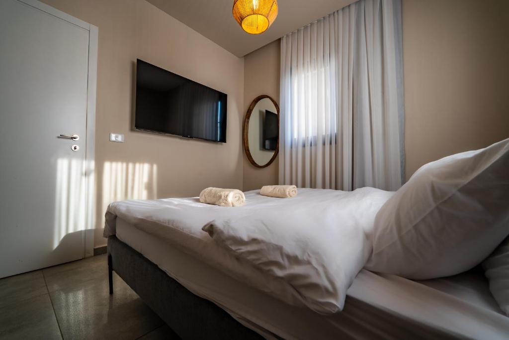 ein Schlafzimmer mit einem Bett mit zwei Handtüchern darauf in der Unterkunft Sun City - By Harim in Eilat
