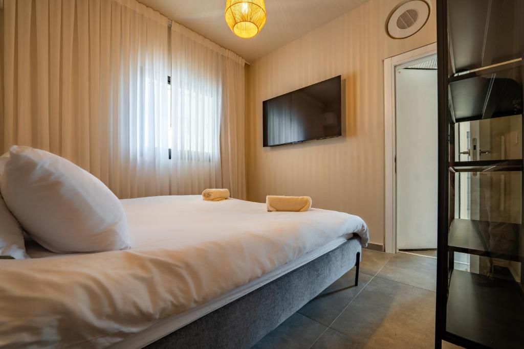 Ein Bett oder Betten in einem Zimmer der Unterkunft Sun City - By Harim