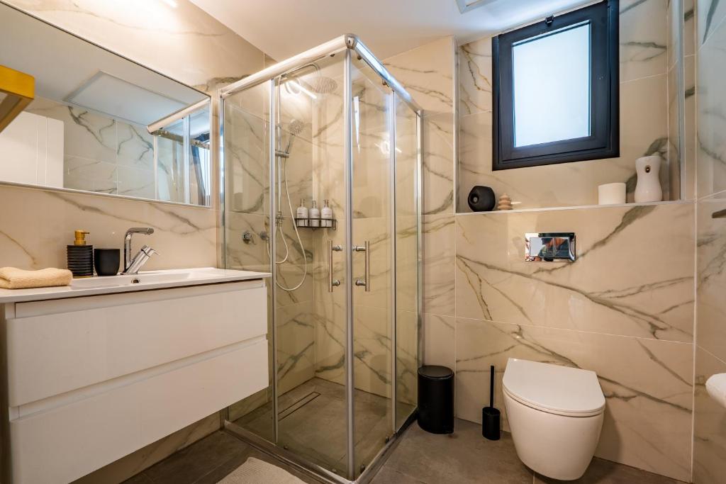 ein Badezimmer mit Dusche und Toilette in der Unterkunft Sun City - By Harim in Eilat