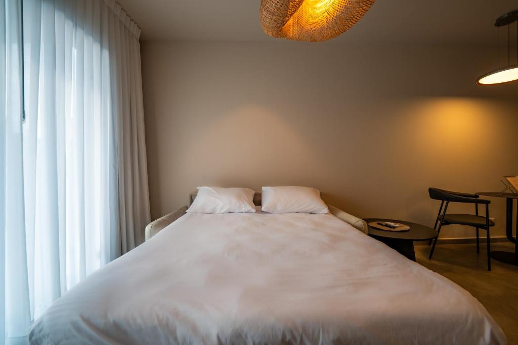 Ein Bett oder Betten in einem Zimmer der Unterkunft Sun City - By Harim
