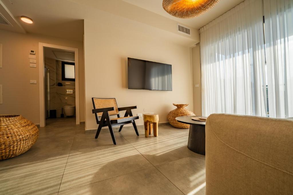 ein Wohnzimmer mit einer Couch und einem Tisch in der Unterkunft Sun City - By Harim in Eilat