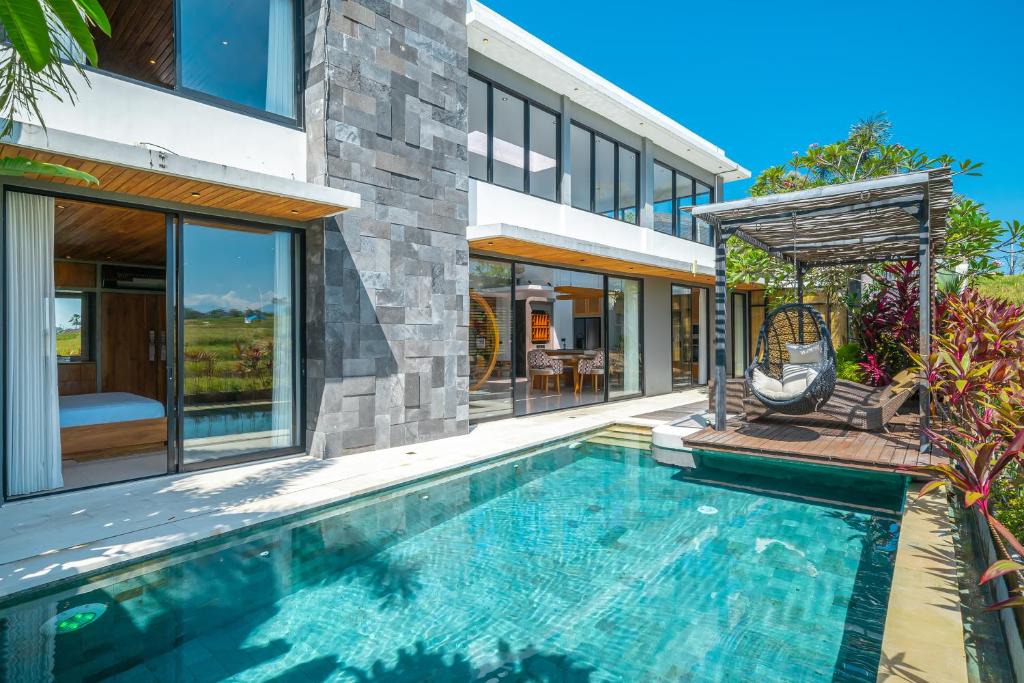 Πισίνα στο ή κοντά στο Villa Asri - Incredible Tropical 3BR close to Nyanyi beach!