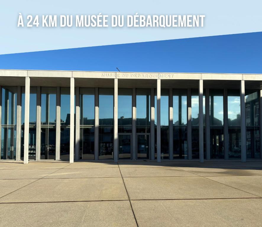 Fotografia z galérie ubytovania Les mouettes Apt duplex spacieux petite vue sur mer des chambres belle terrasse aménagée en hauteur près Omaha Beach et Bayeux 800 m plage et 300 m superette v destinácii Vierville-sur-Mer