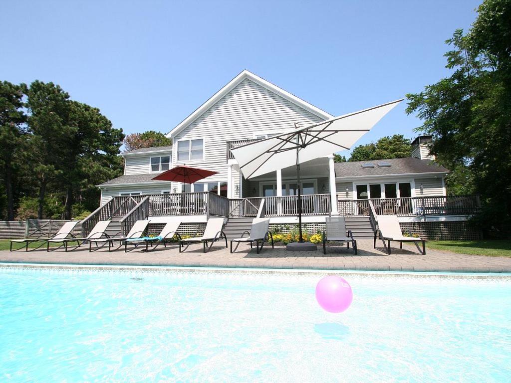 una casa con una piscina con una palla rosa nell'acqua di Villa Isaiah - Southampton Luxury Estate a Southampton