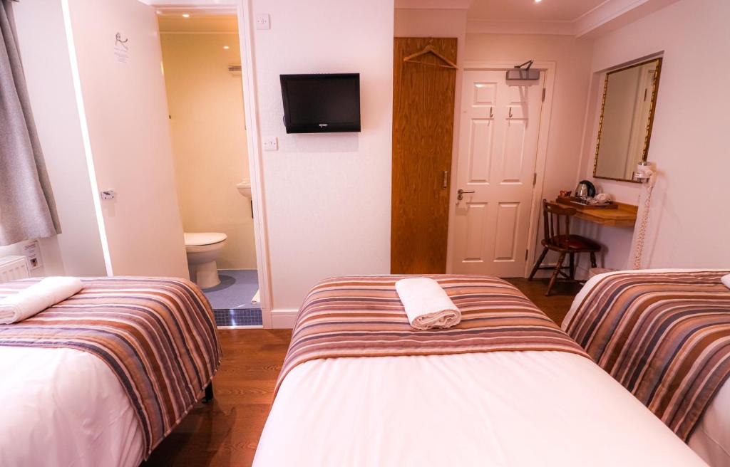 Llit o llits en una habitació de Fairway Hotel