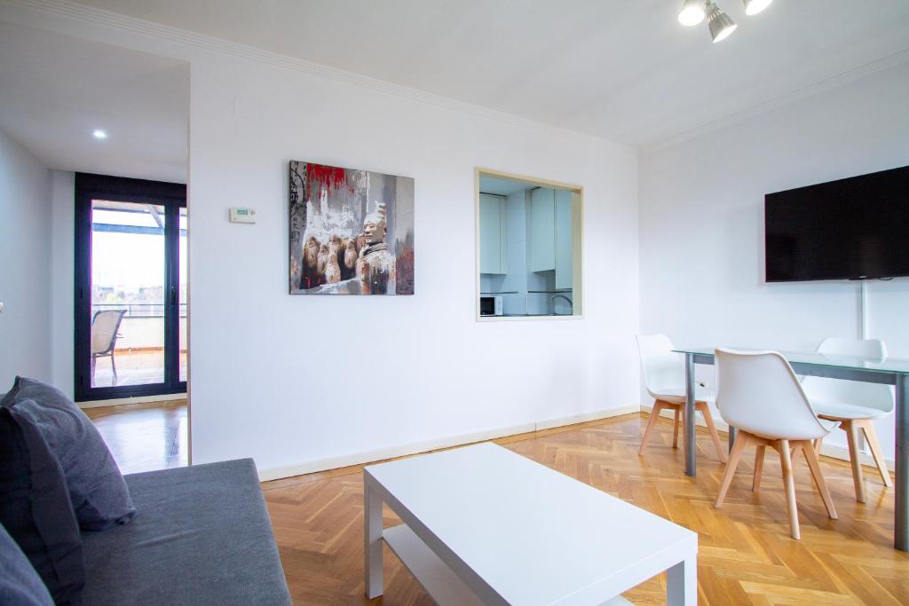 TV a/nebo společenská místnost v ubytování Apartamentos Cinco Rosas
