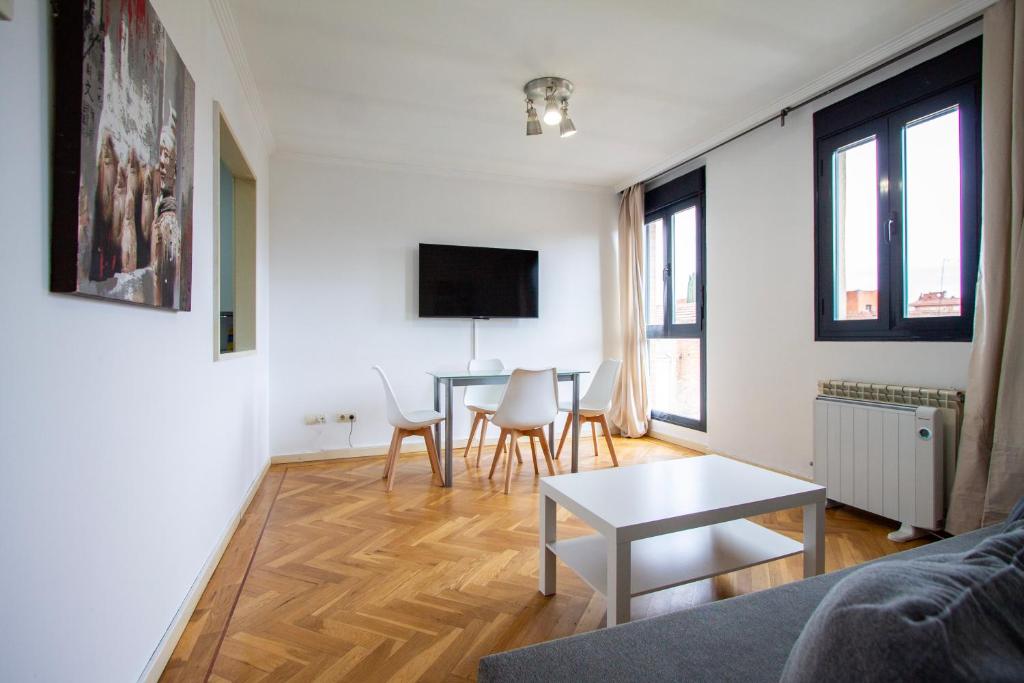 TV a/nebo společenská místnost v ubytování Apartamentos Cinco Rosas