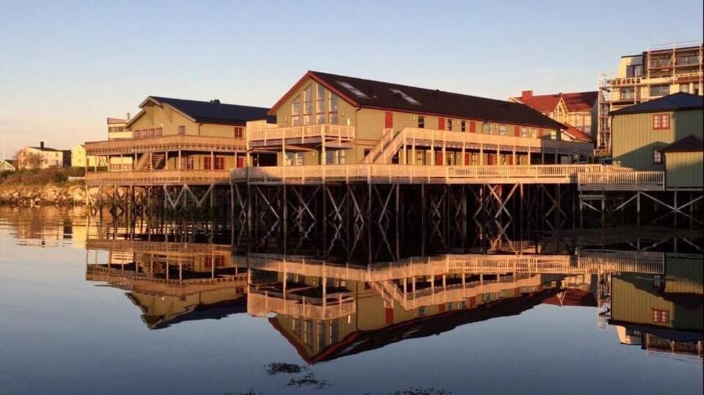 Výhled na řeku, která protéká v blízkosti hotelu