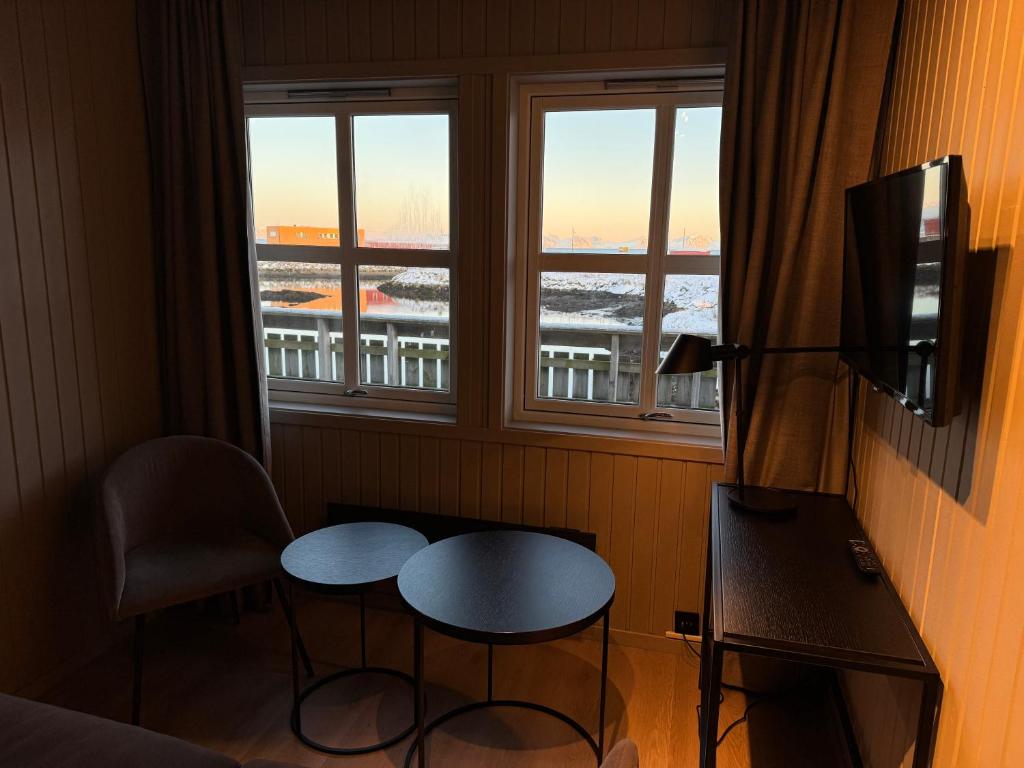 TV a/nebo společenská místnost v ubytování Grønnbuene Rorbu Hotel