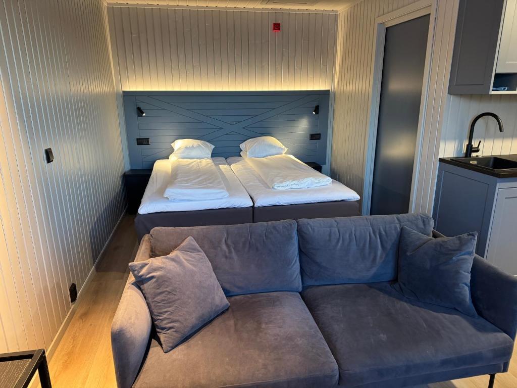 Postel nebo postele na pokoji v ubytování Grønnbuene Rorbu Hotel