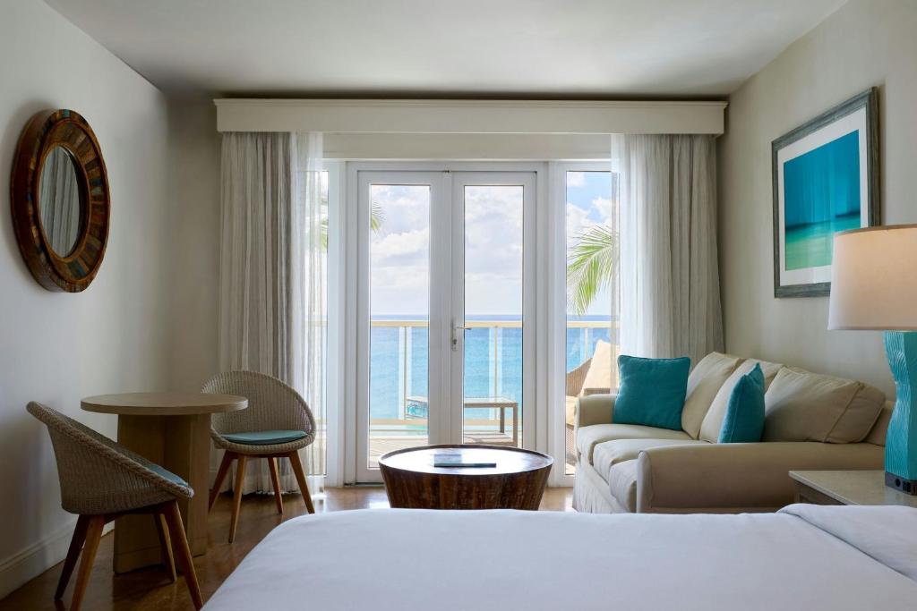 Postel nebo postele na pokoji v ubytování Waves Resort & Spa, Barbados, An Autograph Collection All-Inclusive Resort