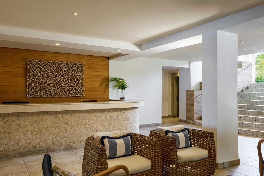 Posezení v ubytování Waves Resort & Spa, Barbados, An Autograph Collection All-Inclusive Resort