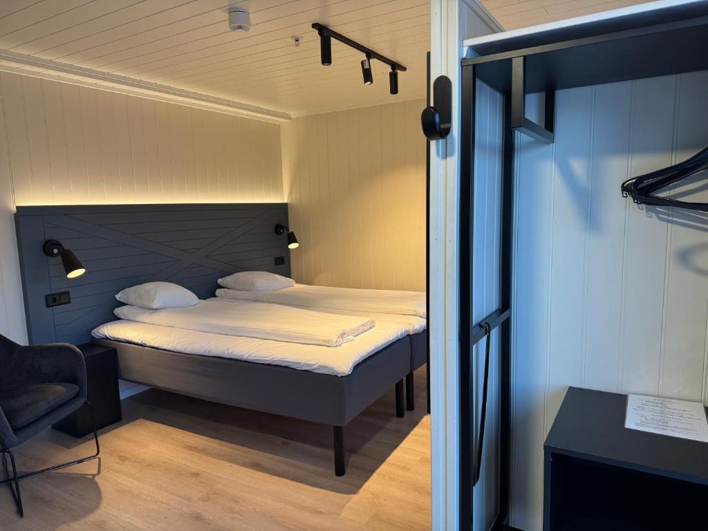 Postel nebo postele na pokoji v ubytování Grønnbuene Rorbu Hotel
