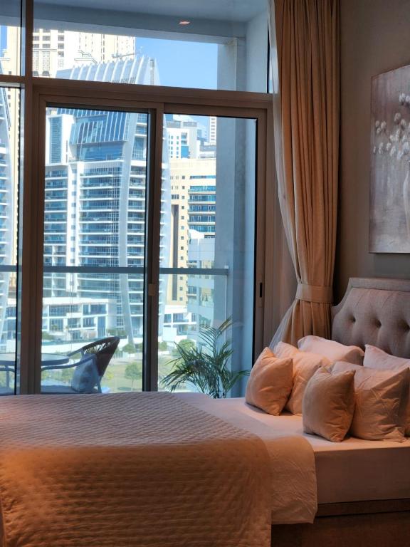Ein Bett oder Betten in einem Zimmer der Unterkunft STUDIO ONE Stunning Marina View - TIE Hotels &amp; Resorts