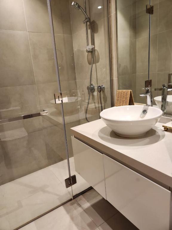 Ein Badezimmer in der Unterkunft STUDIO ONE Stunning Marina View - TIE Hotels &amp; Resorts