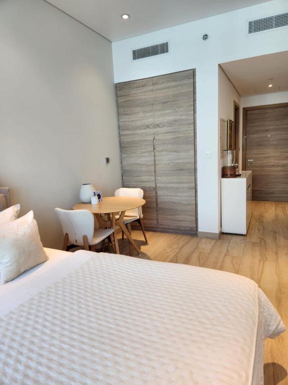 Letto o letti in una camera di Studio One Dubai Marina - TIE Vacation Homes