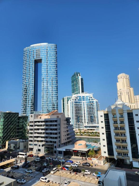 Vista generica su Dubai o vista sulla città dall'interno dell'affittacamere