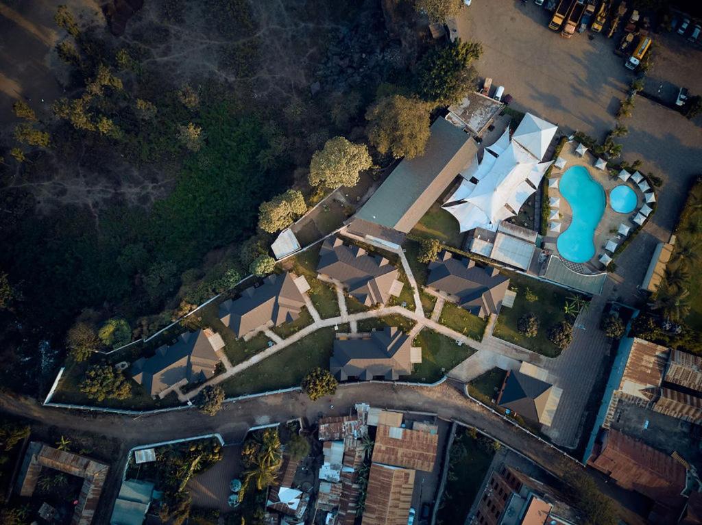 eine Übersicht über eine Gruppe von Häusern in der Unterkunft orlando cottages in Arusha