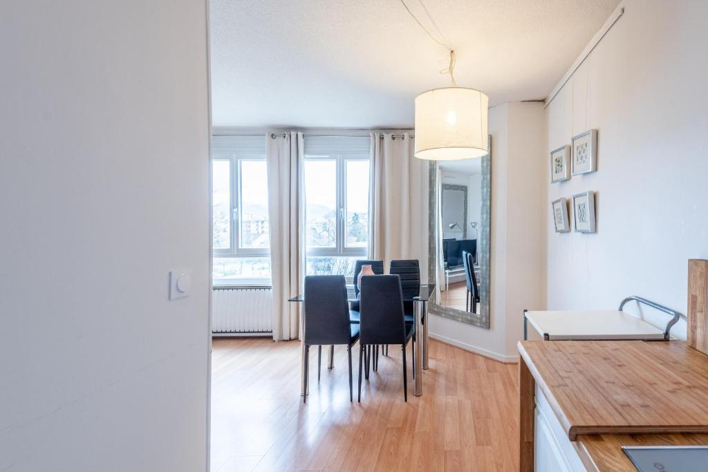 une cuisine et une salle à manger avec une table et des chaises dans l'établissement M78 Marquer studio Château Rouge, à Annemasse