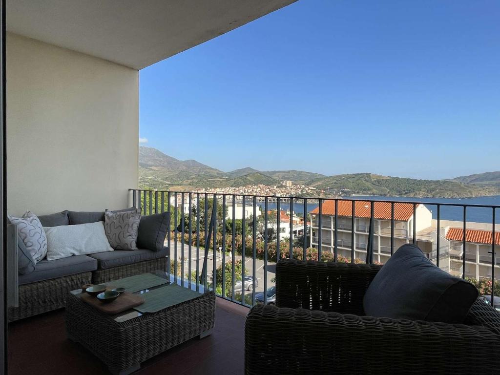 d'un salon avec un canapé et des chaises sur un balcon. dans l'établissement Appart 2 pièces 2 couchages BANYULS SUR MER BN100-C521, à Banyuls-sur-Mer