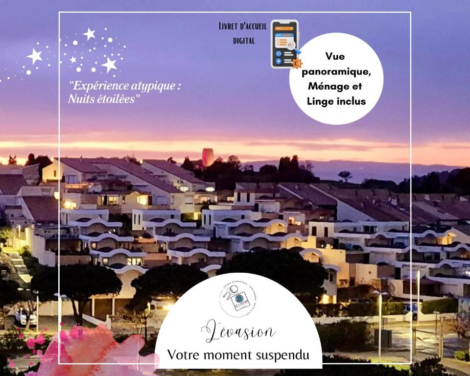 une vue d'une ville la nuit avec des bâtiments dans l'établissement - L'Evasion - Vue panoramique, à Gruissan