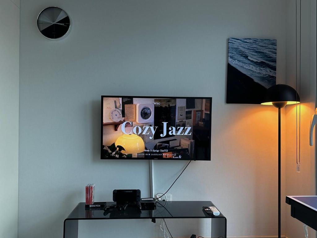 TV a/nebo společenská místnost v ubytování Grape Residence Hotel