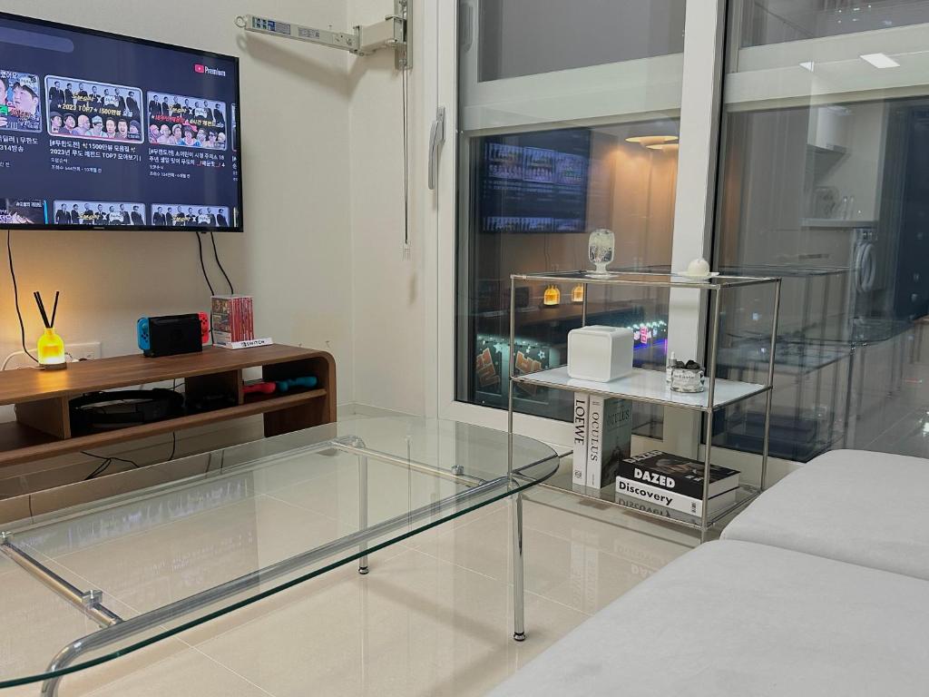 TV a/nebo společenská místnost v ubytování Grape Residence Hotel