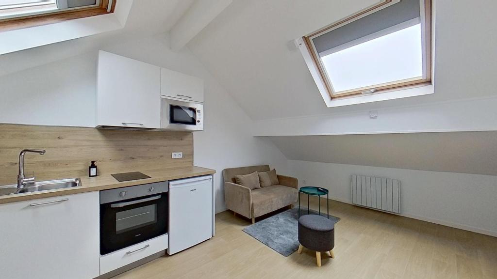 une petite cuisine avec un évier et une fenêtre dans l'établissement Appartement Cosy Gare Nanterre Ville RER A, à Nanterre