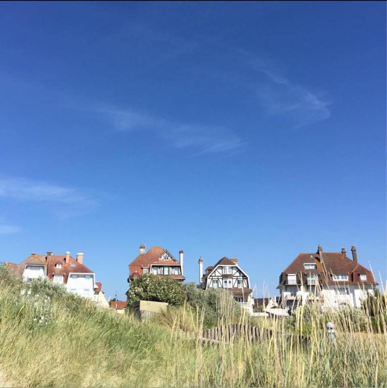 a group of houses sitting on top of a hill at Entre Mer et Dunes de Pin in Neufchâtel-Hardelot