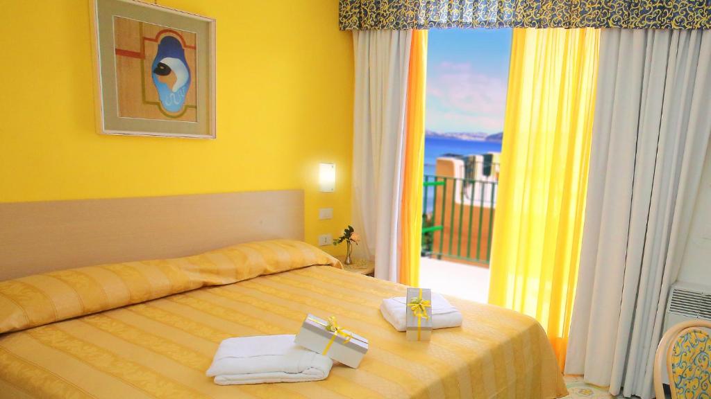 Uma cama ou camas num quarto em Hotel Solemare Beach & Beauty SPA